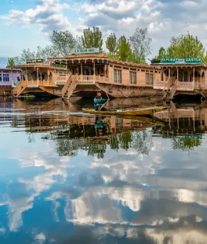 Kashmir Houseboat With Gulmarg